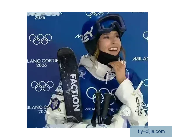 谷爱凌决赛失误后抱母痛哭夺牌