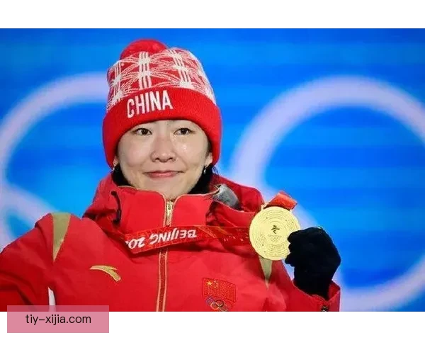 徐梦桃空技夺冠怒吼庆祝举旗绕场 徐梦桃空技夺冠怒吼庆祝举旗绕场