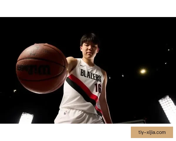 杨瀚森新秀赛对位克林根像训练